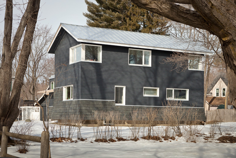 Foto på ett funkis grått hus, med två våningar
