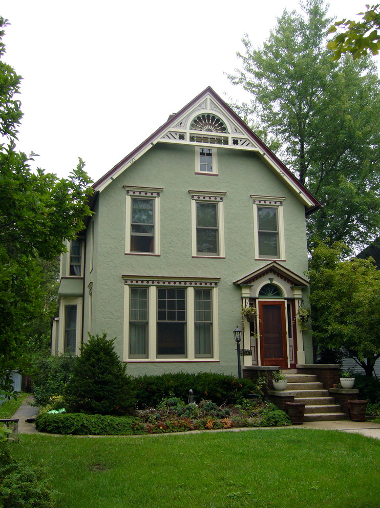 Пример оригинального дизайна: зеленый, трехэтажный дом в классическом стиле
