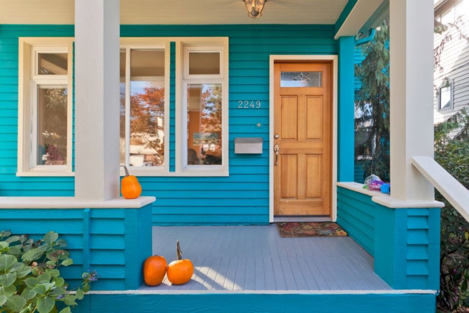 Große, Zweistöckige Klassische Holzfassade Haus mit blauer Fassadenfarbe in Seattle