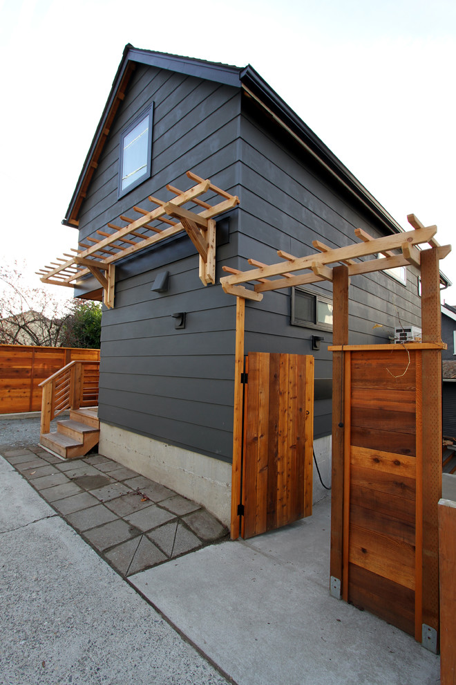 Kleines, Dreistöckiges Modernes Einfamilienhaus mit Faserzement-Fassade und grauer Fassadenfarbe in Seattle
