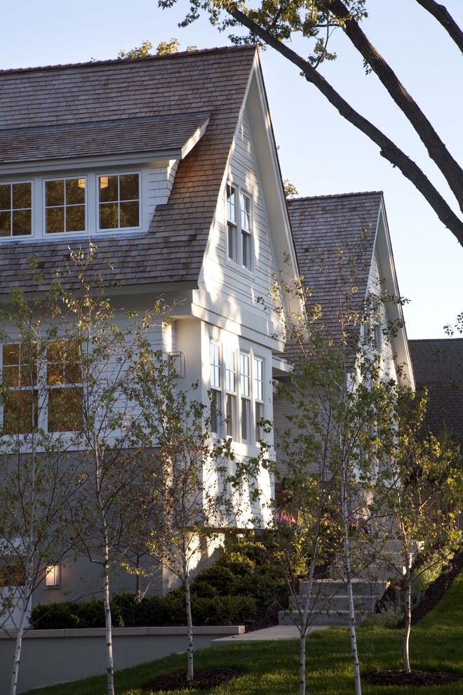 Cette photo montre une façade de maison chic en bois avec un toit en shingle.