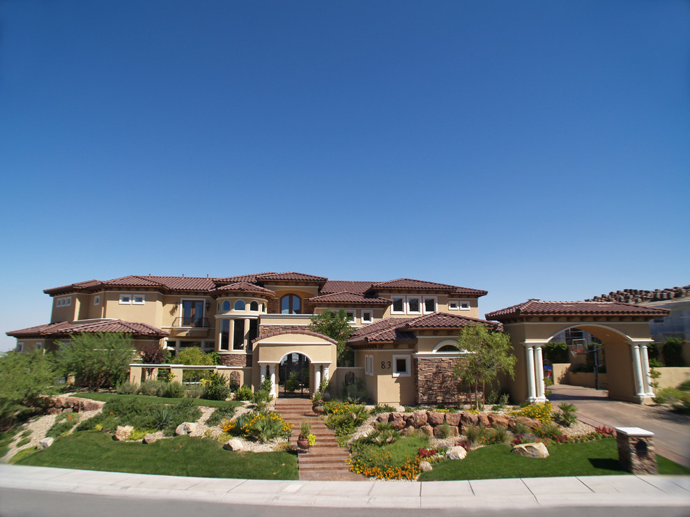 ラスベガスにあるラグジュアリーな巨大な地中海スタイルのおしゃれな家の外観 (混合材サイディング) の写真
