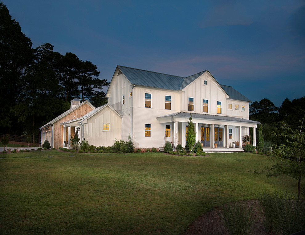 Geräumige, Zweistöckige Landhausstil Holzfassade Haus mit weißer Fassadenfarbe und Satteldach in Atlanta