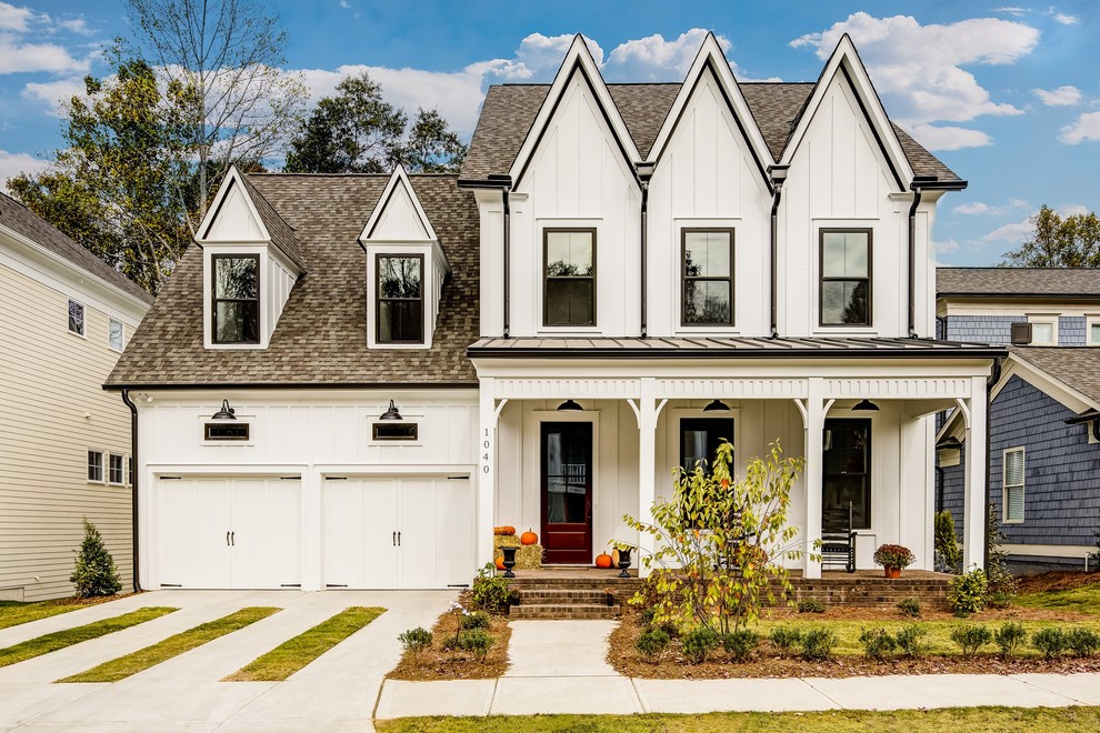 Großes, Zweistöckiges Landhausstil Haus mit Faserzement-Fassade, weißer Fassadenfarbe und Satteldach in Atlanta