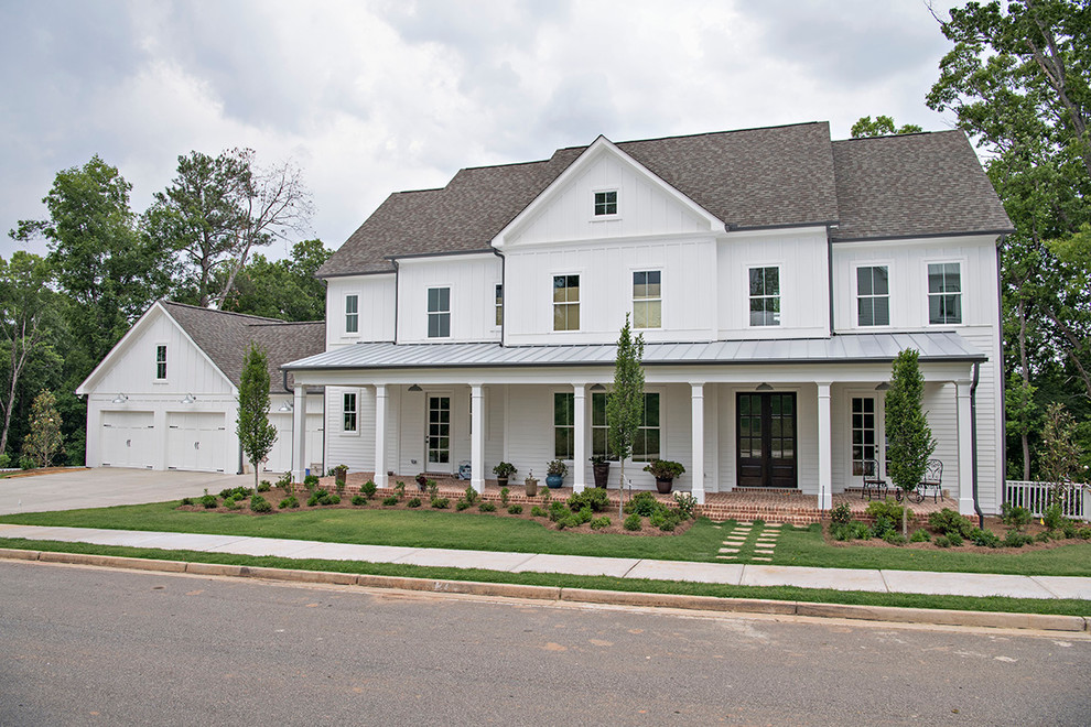 Mittelgroßes, Zweistöckiges Landhaus Haus mit Faserzement-Fassade, weißer Fassadenfarbe und Satteldach in Atlanta