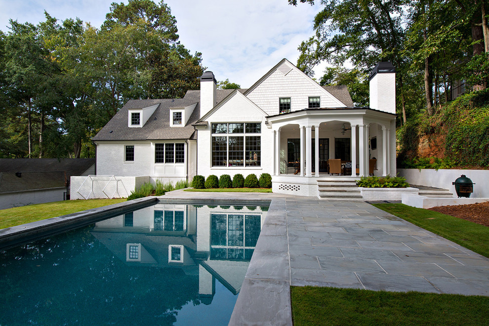 Immagine della facciata di una casa grande bianca eclettica a due piani con rivestimenti misti e tetto a padiglione