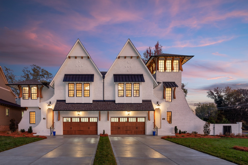 Ispirazione per la facciata di una casa a schiera grande bianca stile marinaro a tre piani con rivestimento in mattoni, tetto a capanna e copertura a scandole