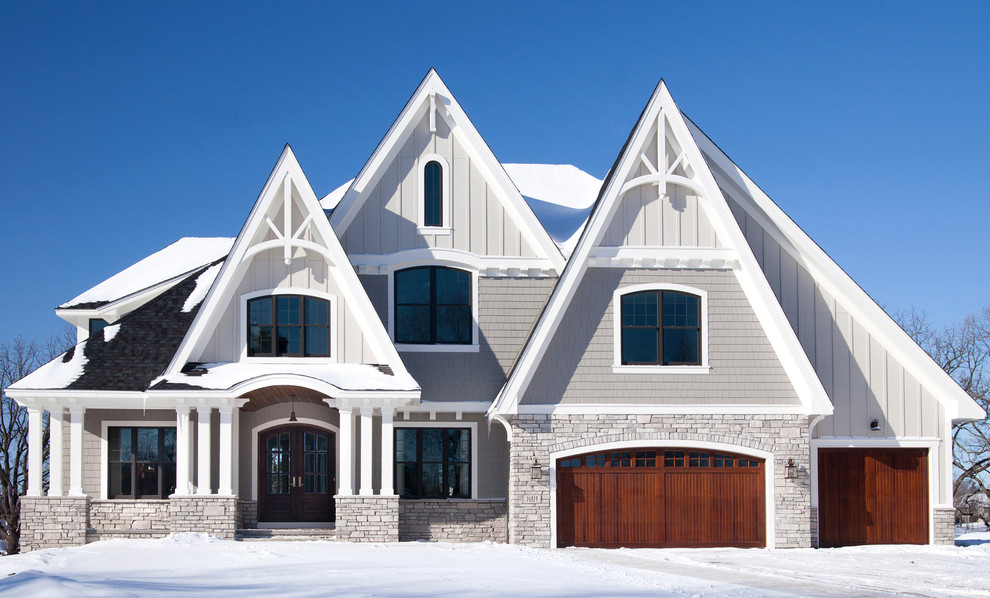 Источник вдохновения для домашнего уюта: большой, двухэтажный, серый дом в стиле неоклассика (современная классика) с комбинированной облицовкой