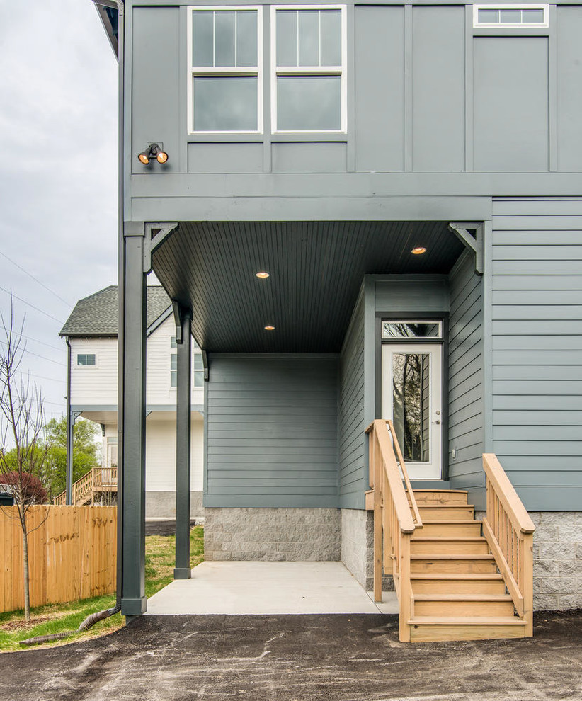 На фото: двухэтажный, синий дом среднего размера в современном стиле с комбинированной облицовкой с