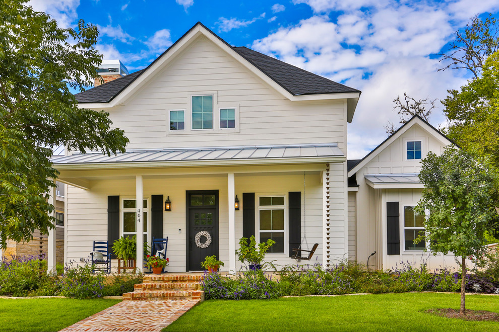 Mittelgroßes, Einstöckiges Country Haus mit weißer Fassadenfarbe, Satteldach und Schindeldach in Austin