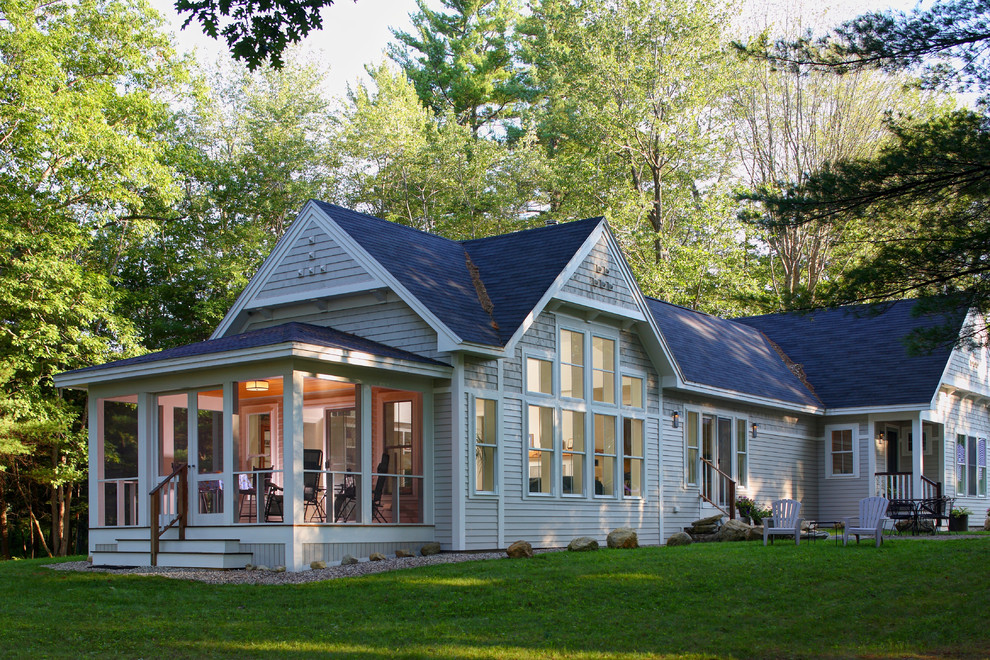 Modelo de fachada de casa beige clásica de tamaño medio de una planta con revestimiento de madera, tejado a dos aguas y tejado de teja de madera
