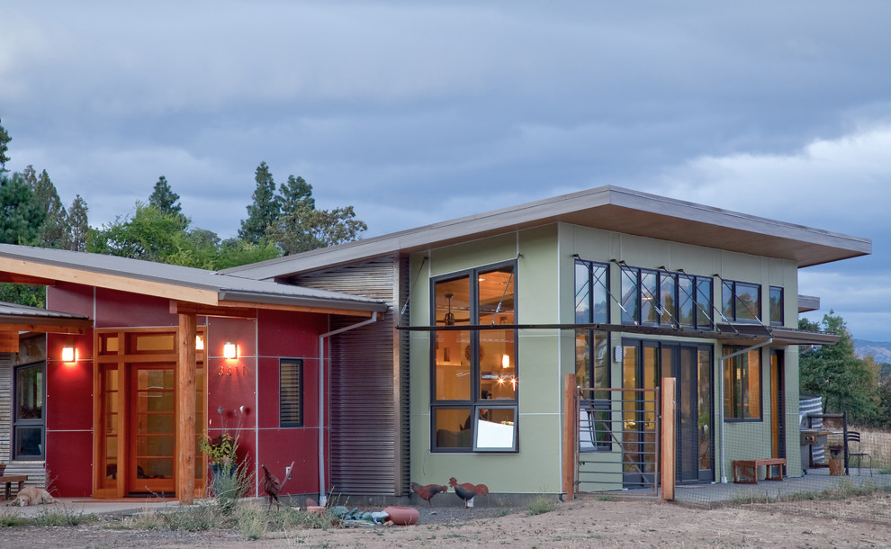 Diseño de fachada de casa multicolor actual de tamaño medio con revestimientos combinados, tejado de un solo tendido y tejado de metal