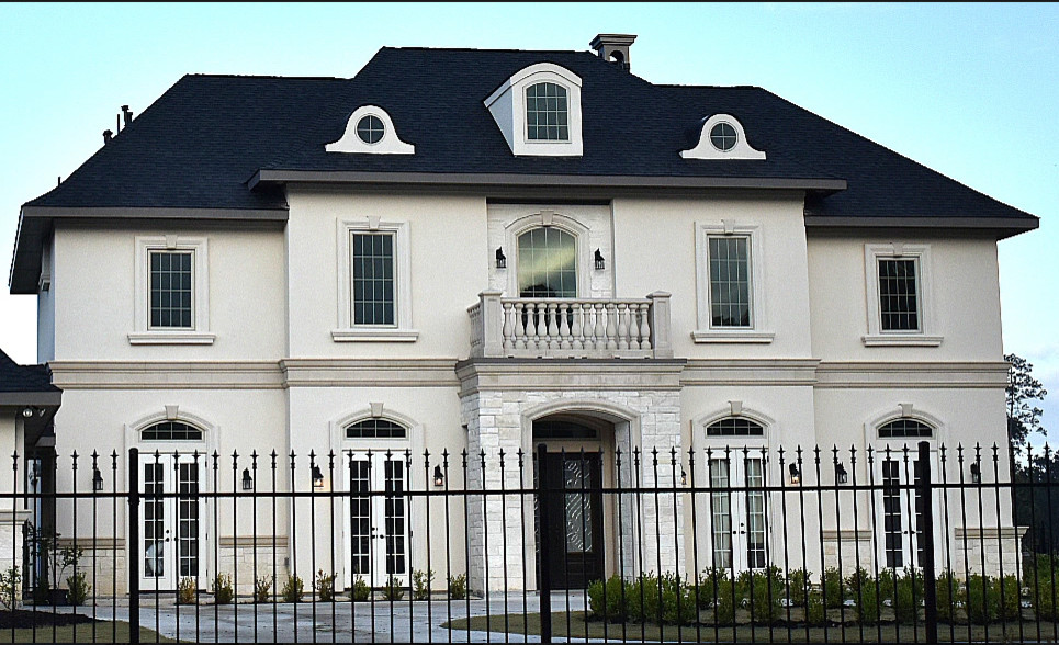 ヒューストンにある高級な中くらいなトラディショナルスタイルのおしゃれな家の外観 (石材サイディング) の写真