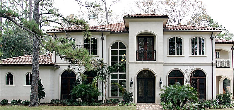 ヒューストンにある高級な中くらいなトラディショナルスタイルのおしゃれな家の外観 (石材サイディング) の写真