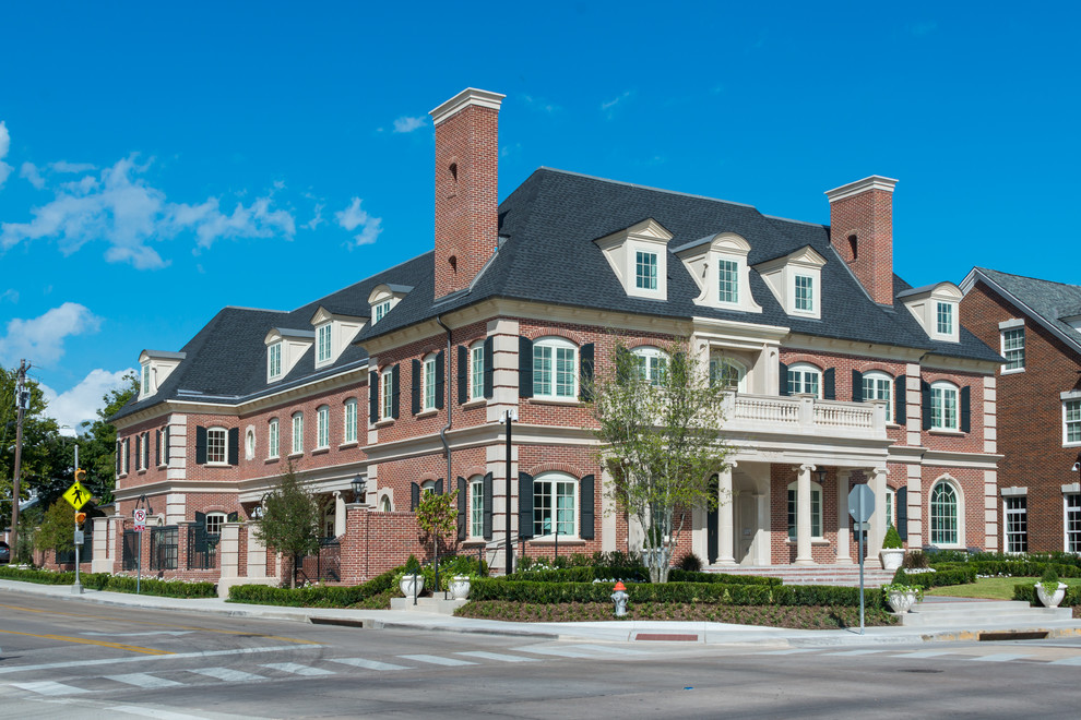 Geräumiges, Dreistöckiges Klassisches Haus mit Backsteinfassade, roter Fassadenfarbe, Walmdach und Schindeldach in Dallas