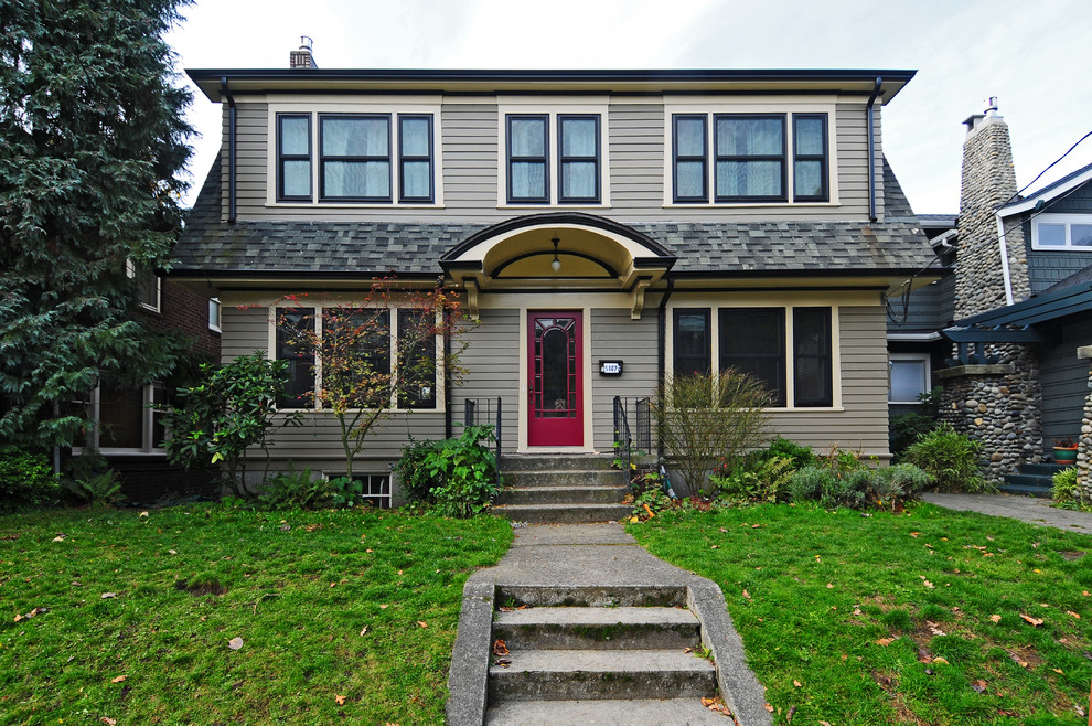 Mittelgroße, Zweistöckige Klassische Holzfassade Haus mit beiger Fassadenfarbe in Seattle