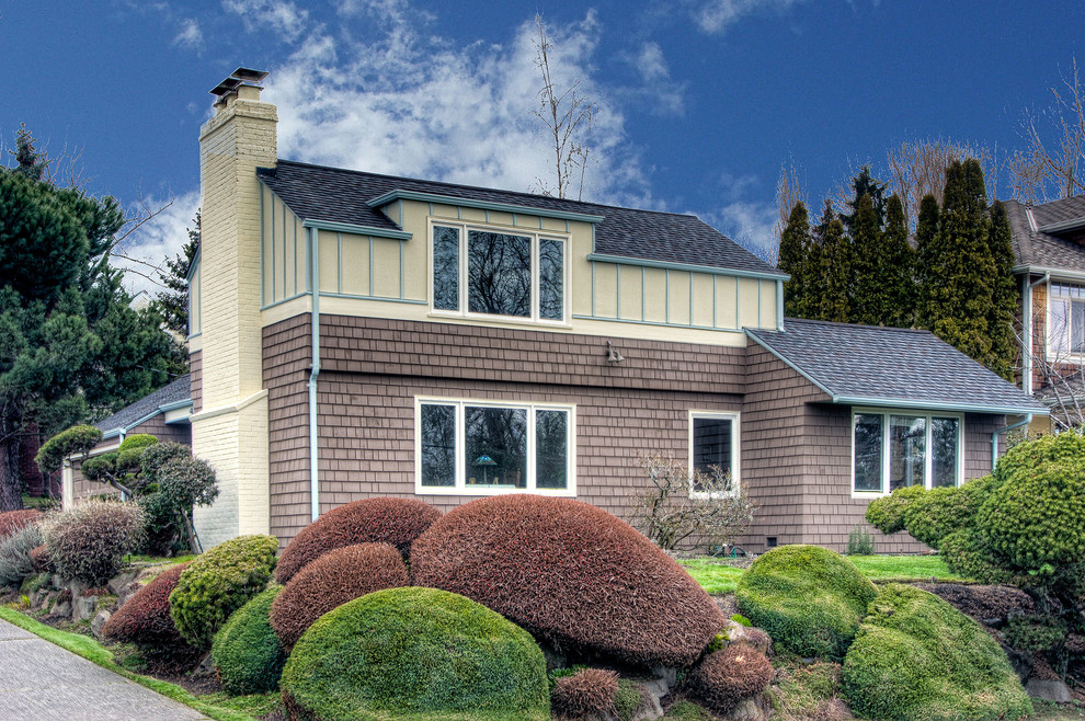 Mittelgroße, Zweistöckige Klassische Holzfassade Haus mit brauner Fassadenfarbe in Seattle