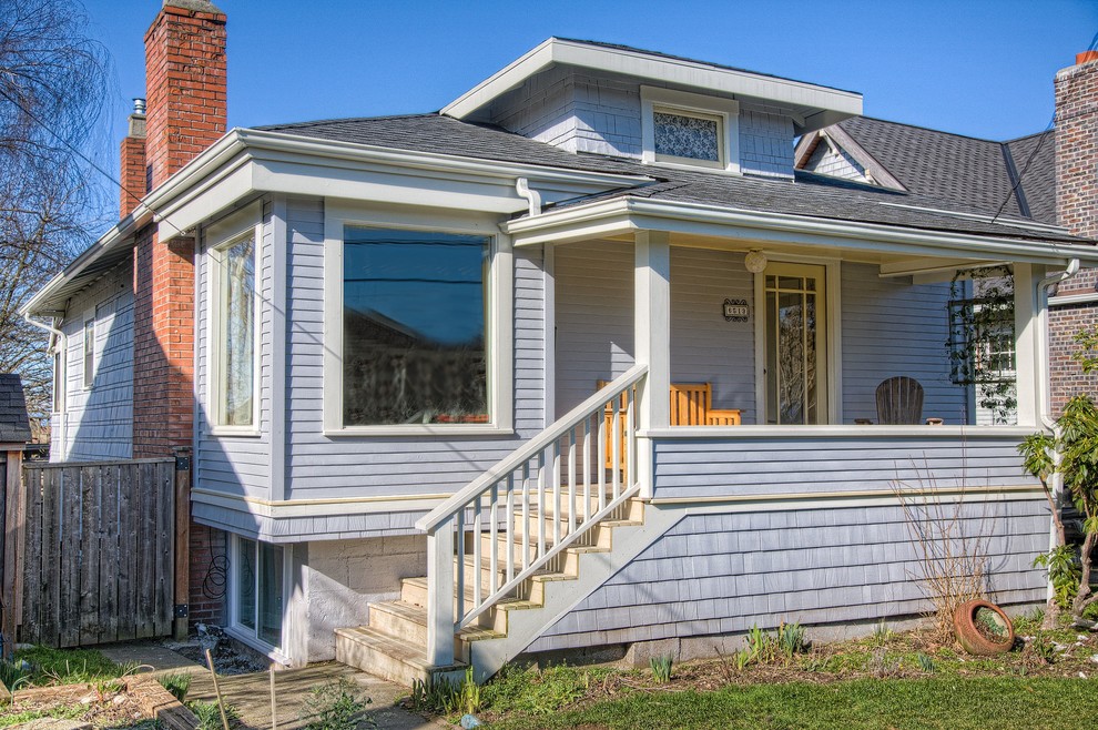 Esempio della facciata di una casa piccola blu american style a un piano con rivestimento in legno