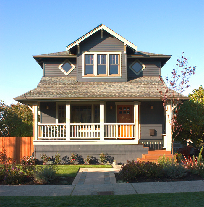 Imagen de fachada gris de estilo americano de tamaño medio de dos plantas con revestimientos combinados