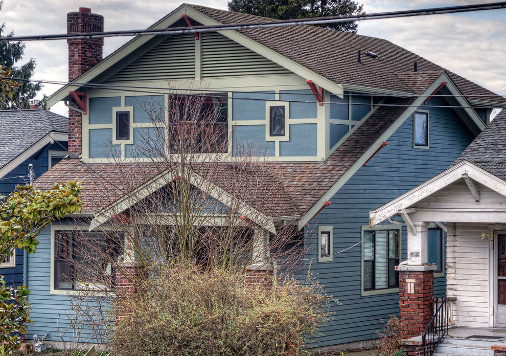 Mittelgroße, Zweistöckige Urige Holzfassade Haus mit blauer Fassadenfarbe in Seattle