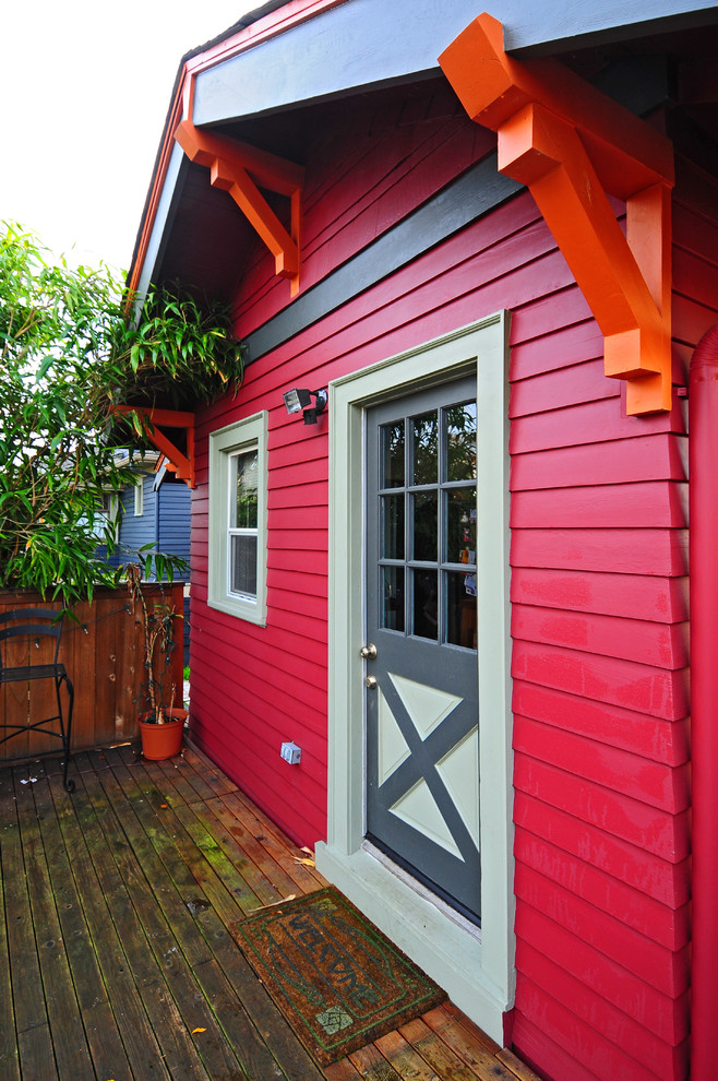 Идея дизайна: маленький, одноэтажный, деревянный, красный дом в стиле кантри для на участке и в саду
