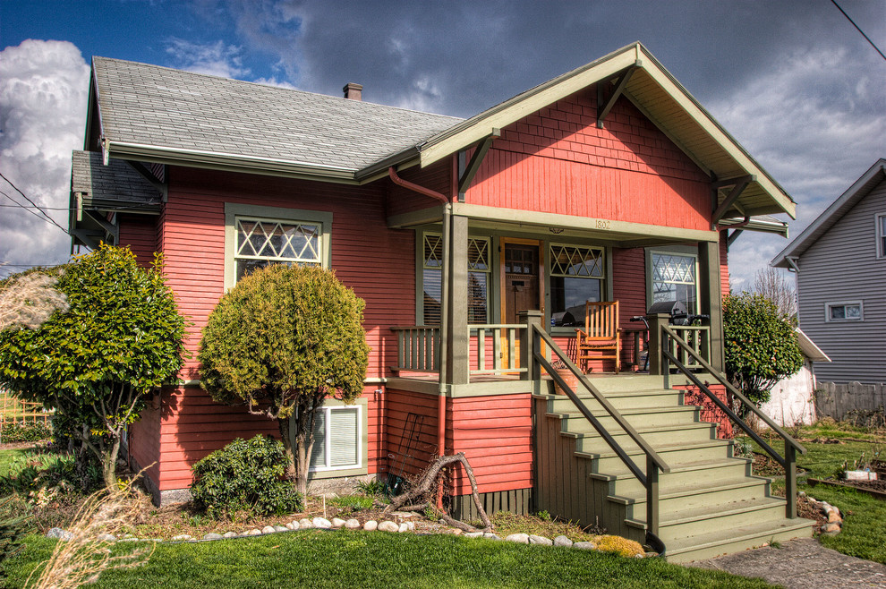 Kleine, Einstöckige Urige Holzfassade Haus mit roter Fassadenfarbe in Seattle