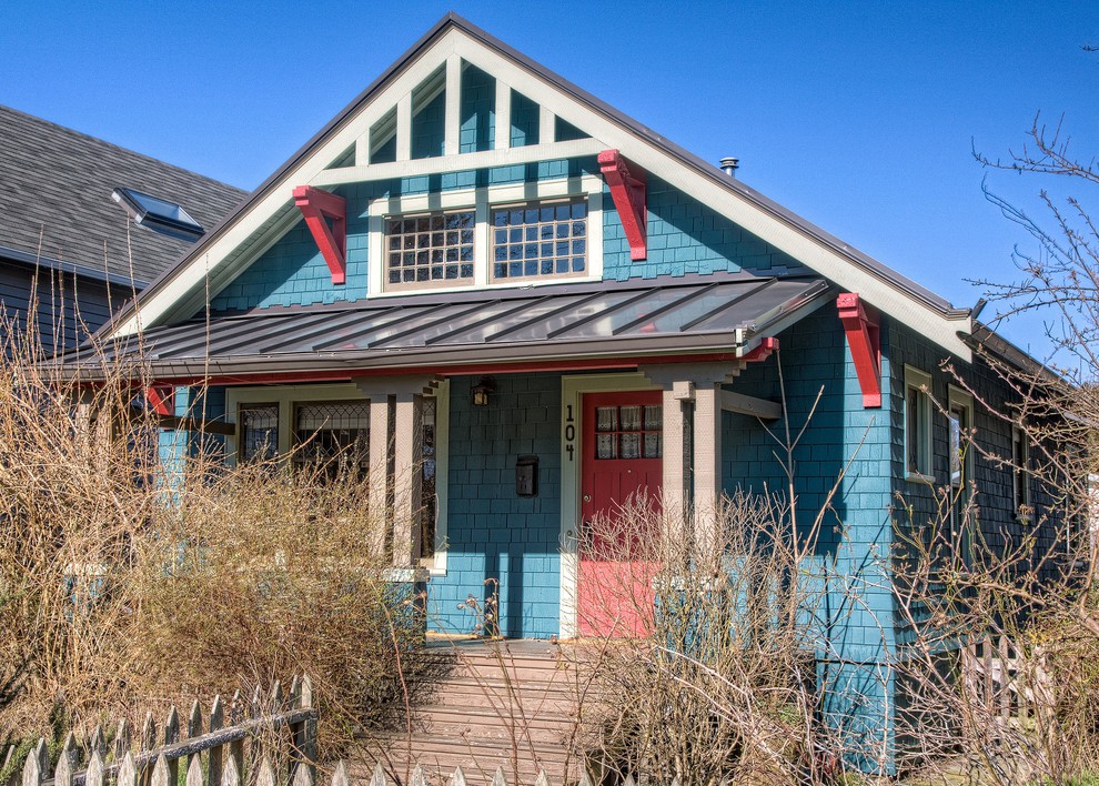 Kleine, Einstöckige Rustikale Holzfassade Haus mit grüner Fassadenfarbe in Seattle