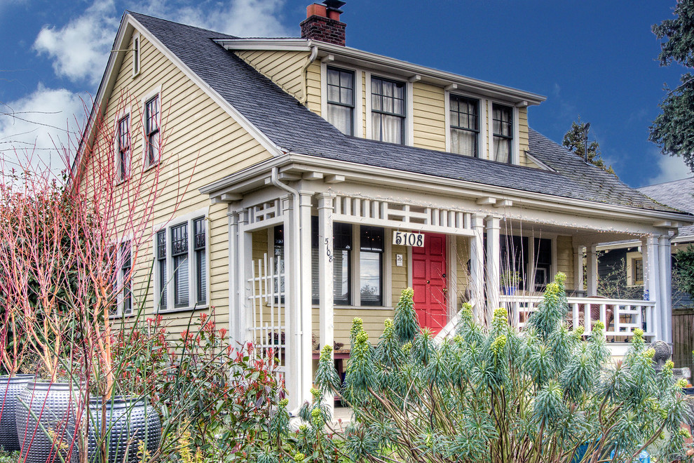Mittelgroße, Zweistöckige Rustikale Holzfassade Haus mit gelber Fassadenfarbe in Seattle