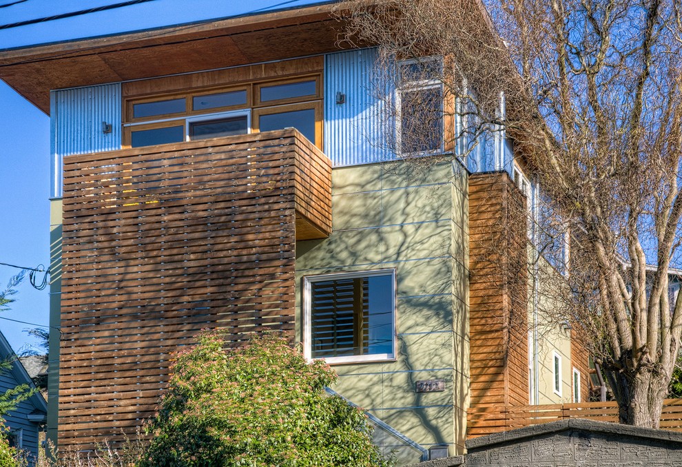 Inspiration pour une grande façade de maison verte minimaliste à un étage avec un revêtement mixte.