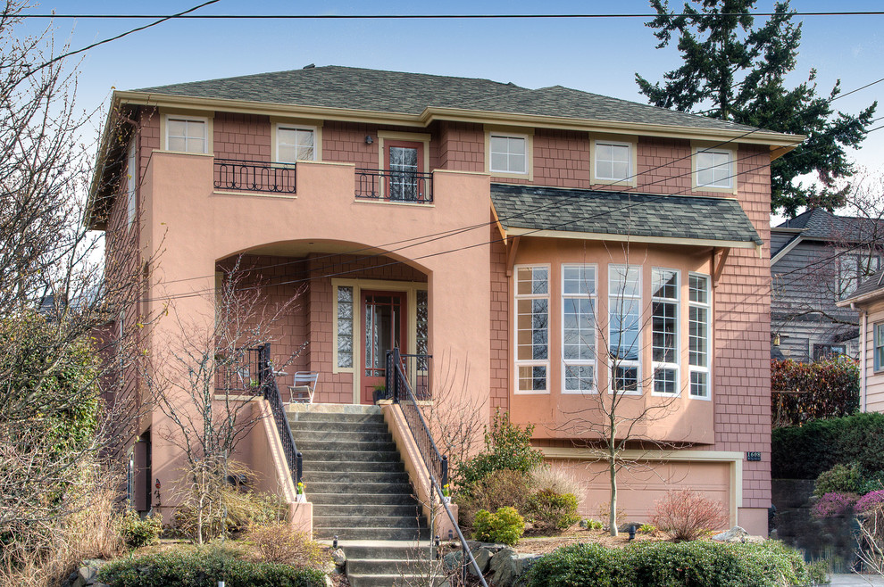Großes, Zweistöckiges Mediterranes Haus mit Mix-Fassade und brauner Fassadenfarbe in Seattle