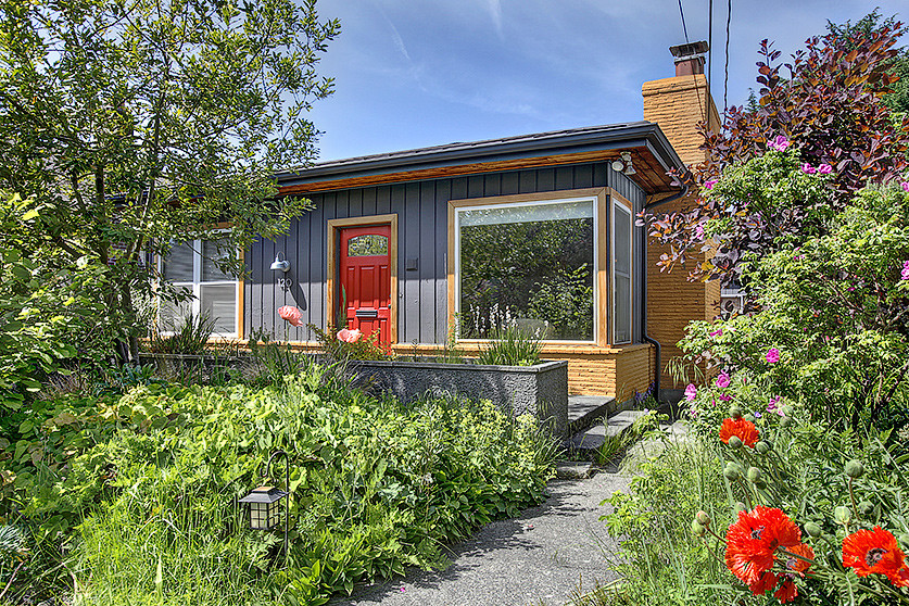Источник вдохновения для домашнего уюта: маленький, одноэтажный, серый дом в стиле фьюжн с комбинированной облицовкой для на участке и в саду