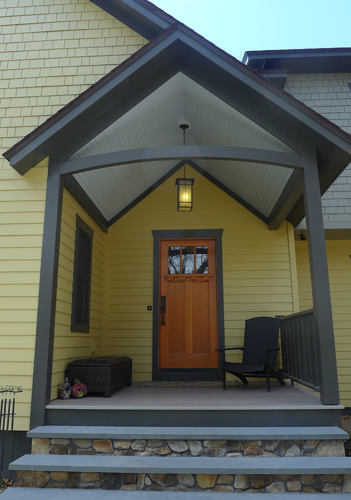 Стильный дизайн: двухэтажный, желтый дом в стиле кантри с облицовкой из ЦСП - последний тренд