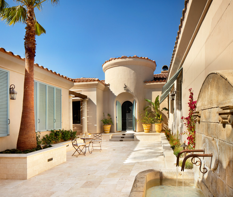 Свежая идея для дизайна: дом в средиземноморском стиле с облицовкой из цементной штукатурки - отличное фото интерьера