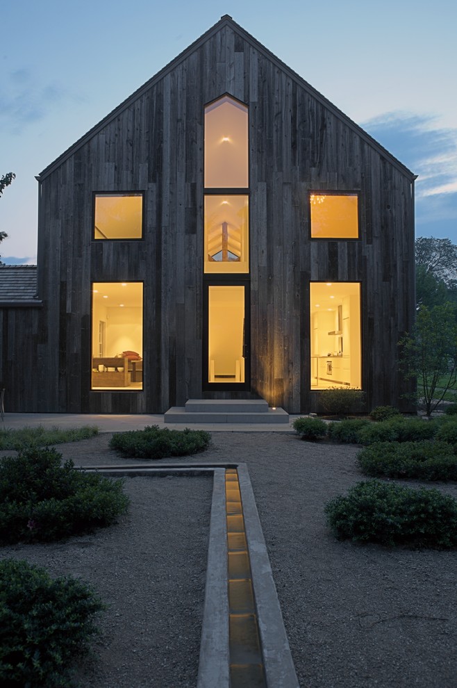 Ispirazione per la facciata di una casa classica a due piani con rivestimento in legno