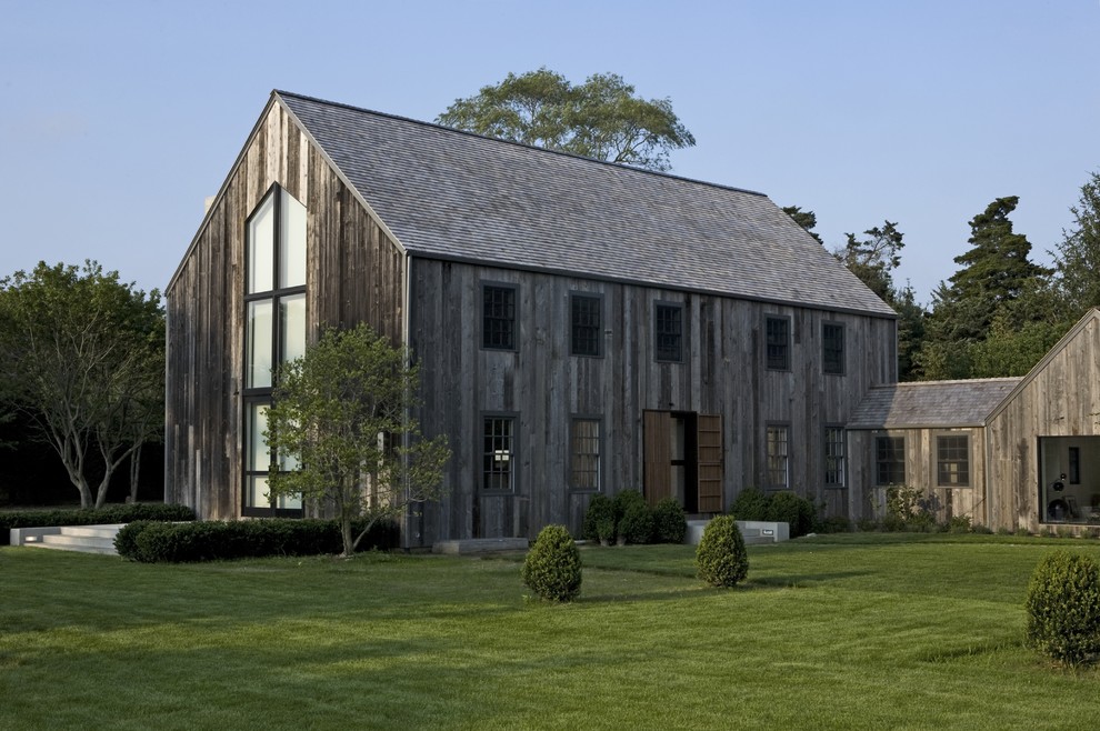 Свежая идея для дизайна: двухэтажный, деревянный барнхаус (амбары) дом в стиле неоклассика (современная классика) с двускатной крышей - отличное фото интерьера