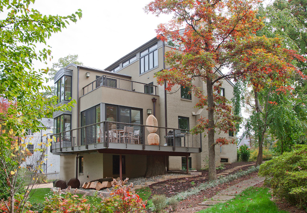 ワシントンD.C.にあるトランジショナルスタイルのおしゃれなベージュの家 (混合材サイディング) の写真