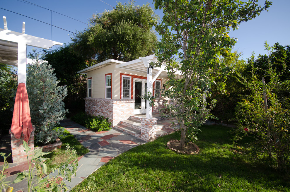 Пример оригинального дизайна: маленький дом в классическом стиле для на участке и в саду