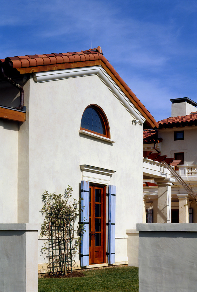 ワシントンD.C.にある地中海スタイルのおしゃれな家の外観の写真