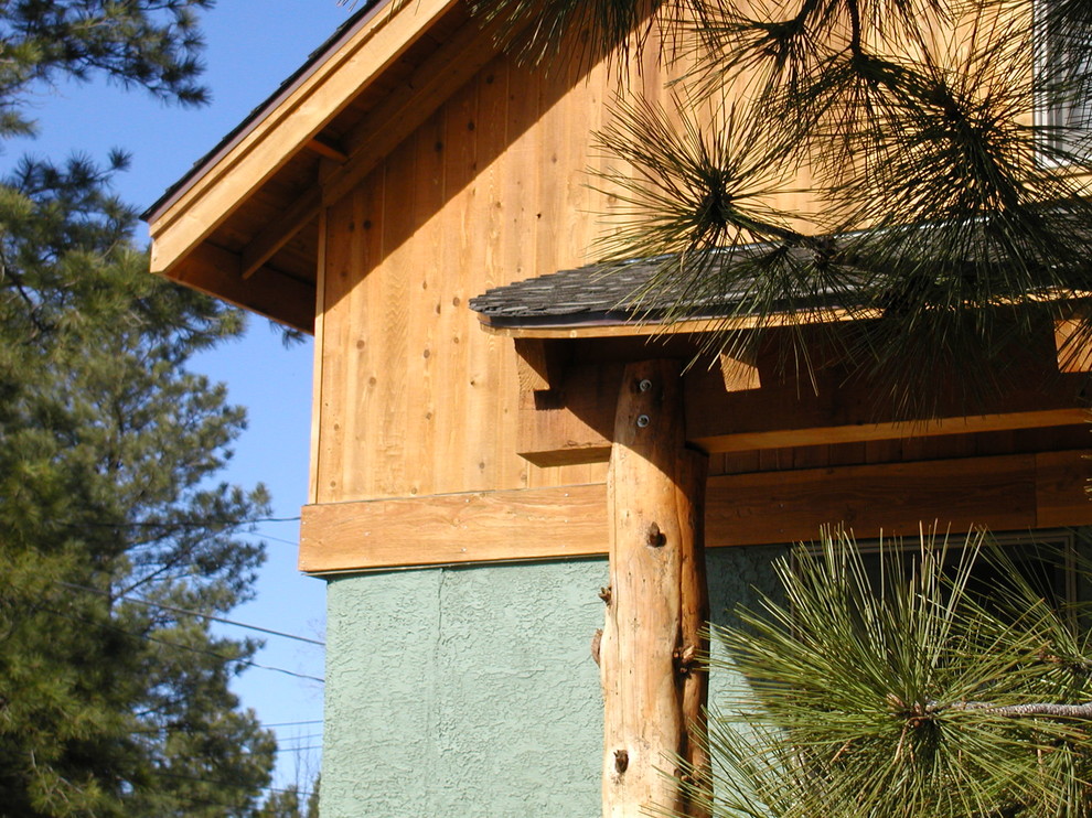Источник вдохновения для домашнего уюта: двухэтажный, деревянный, разноцветный дом среднего размера в стиле рустика с двускатной крышей