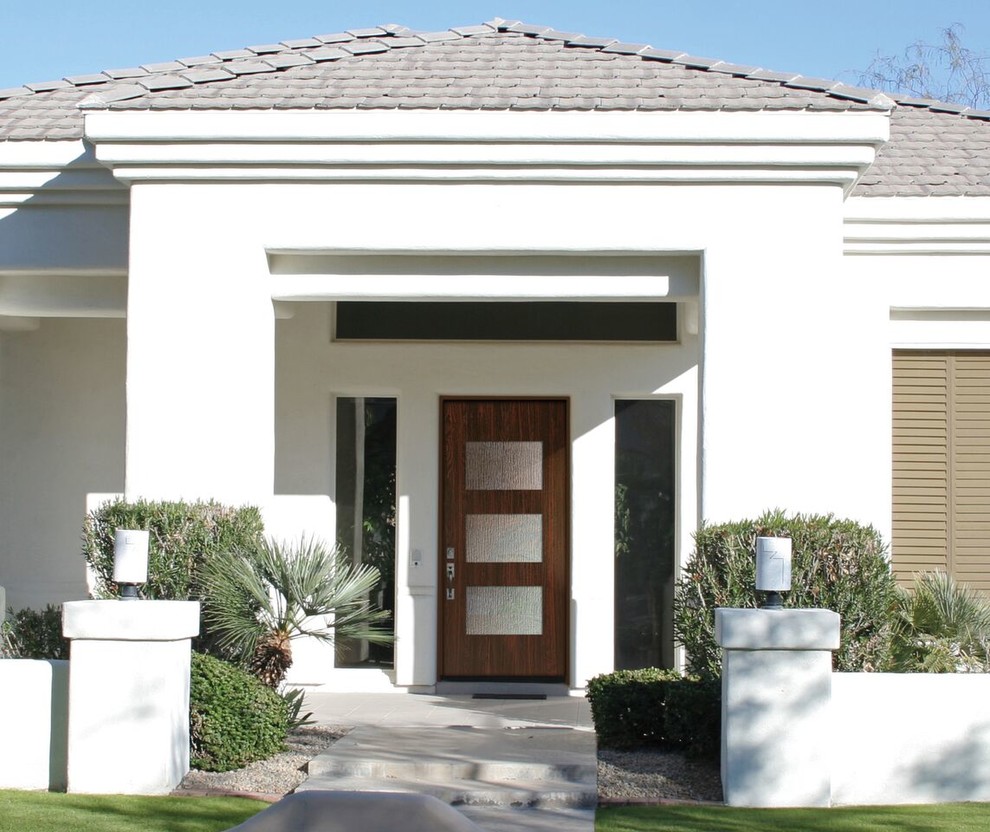Пример оригинального дизайна: большой, одноэтажный, белый дом в современном стиле с облицовкой из цементной штукатурки и вальмовой крышей