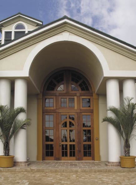 Idee per la facciata di una casa ampia beige tropicale a due piani con rivestimento in stucco