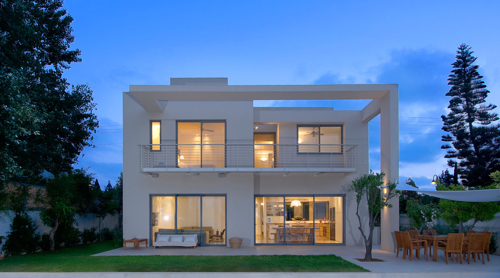 Réalisation d'une façade de maison minimaliste de taille moyenne et à un étage.