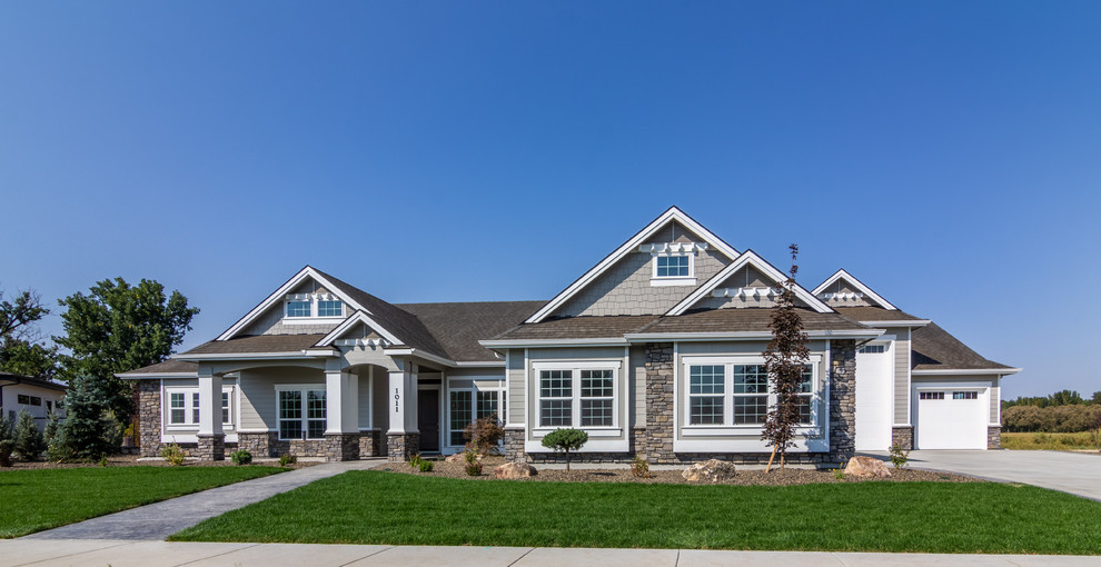 Einstöckiges Klassisches Einfamilienhaus mit Mix-Fassade, brauner Fassadenfarbe, Satteldach und Schindeldach in Boise