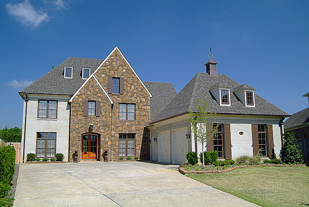Großes, Dreistöckiges Klassisches Einfamilienhaus mit Mix-Fassade, bunter Fassadenfarbe, Halbwalmdach und Schindeldach in Nashville