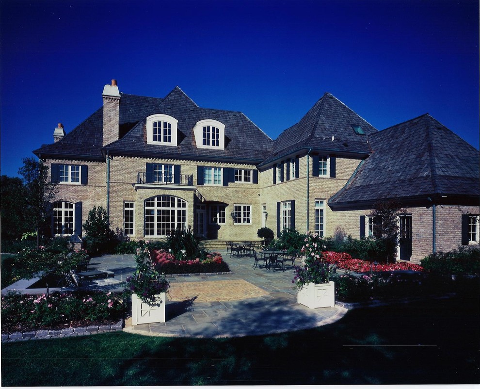 Design ideas for a classic house exterior in Milwaukee.