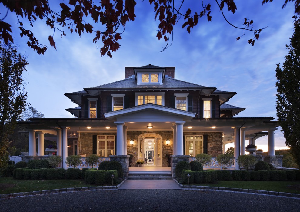Idee per la facciata di una casa ampia marrone classica a due piani con rivestimenti misti e tetto a padiglione