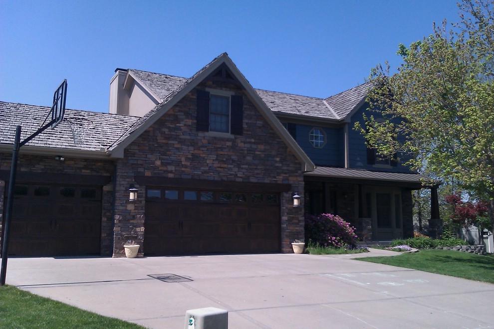 Mittelgroßes, Zweistöckiges Uriges Einfamilienhaus mit Mix-Fassade, brauner Fassadenfarbe, Satteldach und Schindeldach in Kansas City