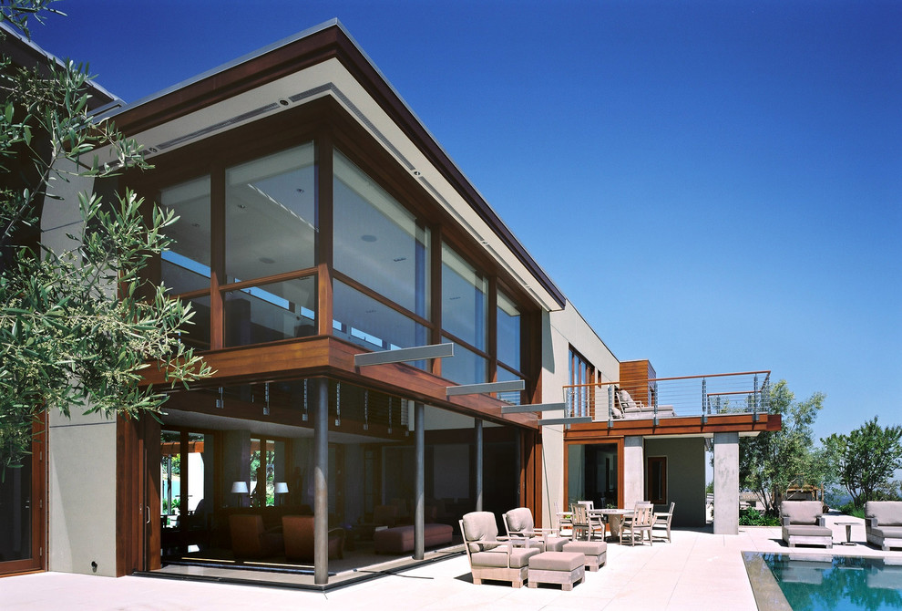 Cette image montre une façade de maison minimaliste en bois.