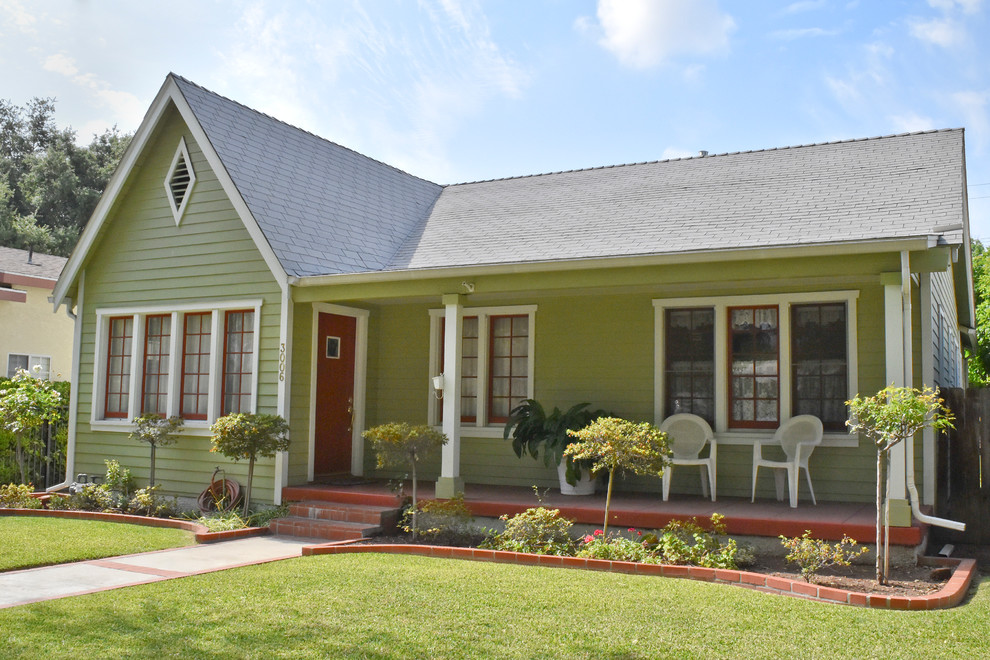 Immagine della facciata di una casa verde american style a un piano di medie dimensioni con rivestimento in legno