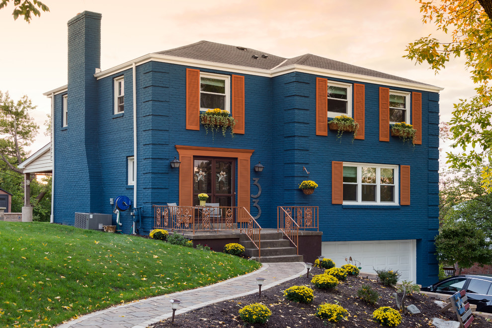 Exemple d'une grande façade de maison bleue éclectique en brique à deux étages et plus avec un toit à deux pans.